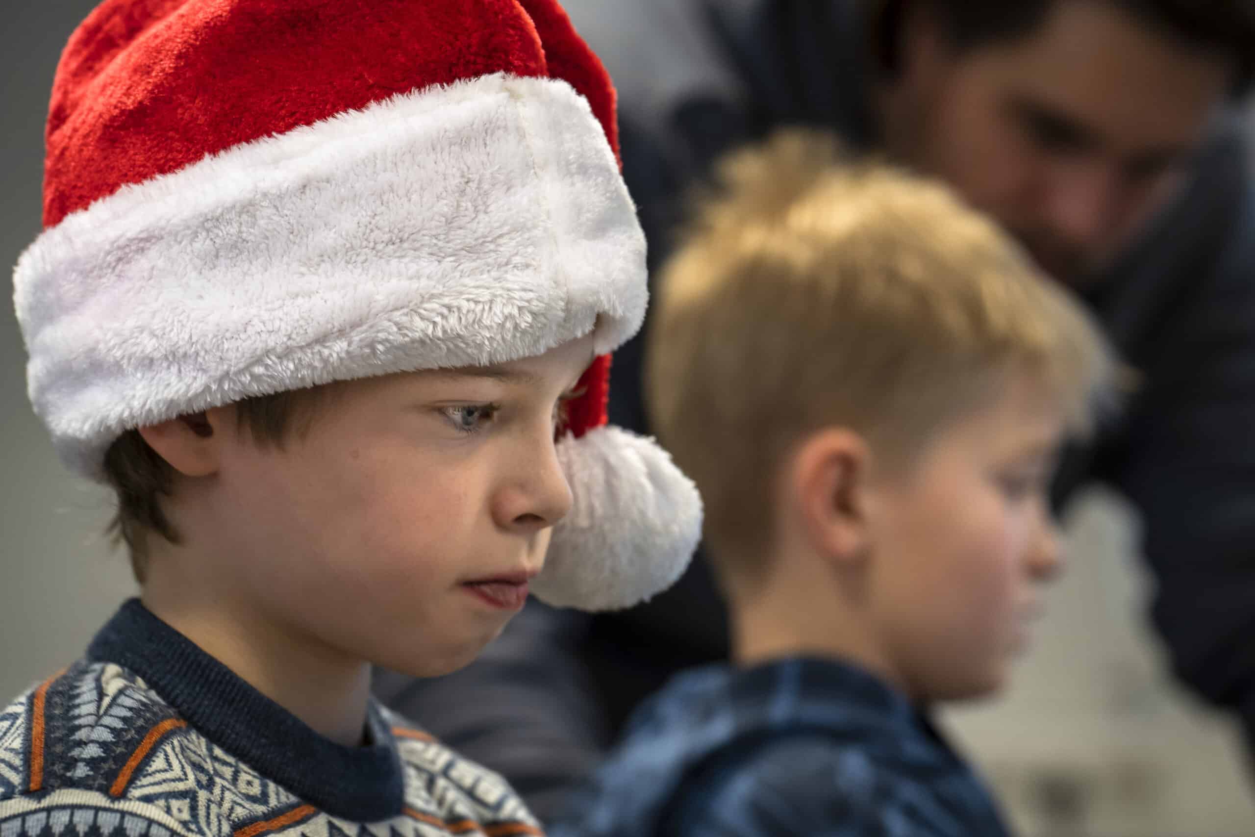 Elev med nisselue løser matteoppgaver i Kikora sin julekalender